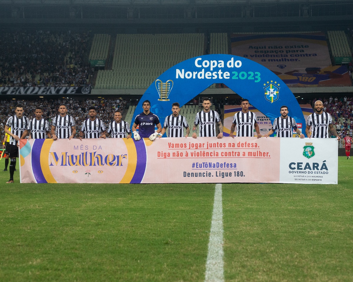 Time do Ceara com a faixa da campanha 