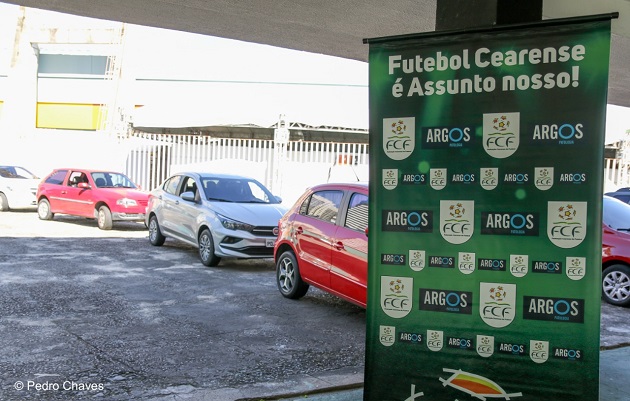 Fila de carros nos Testes de Covid da FCF