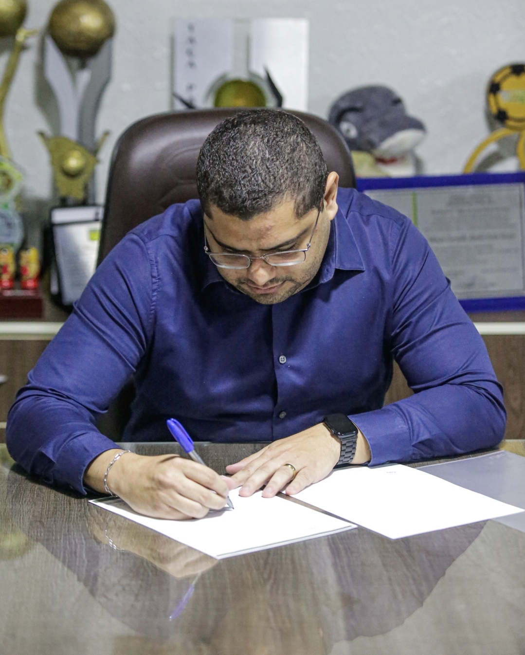 Mauro neto assinando comissao