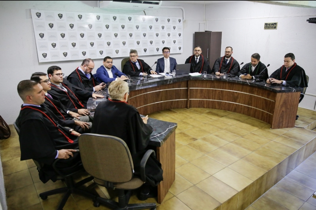 Mesa com novos auditores