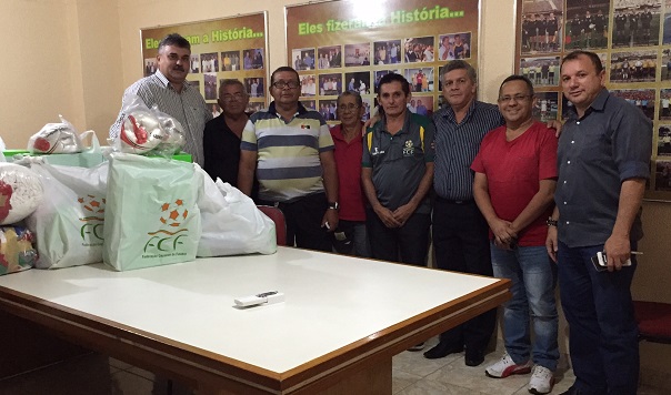 Reuniao para entrega de material aos clubes amadores