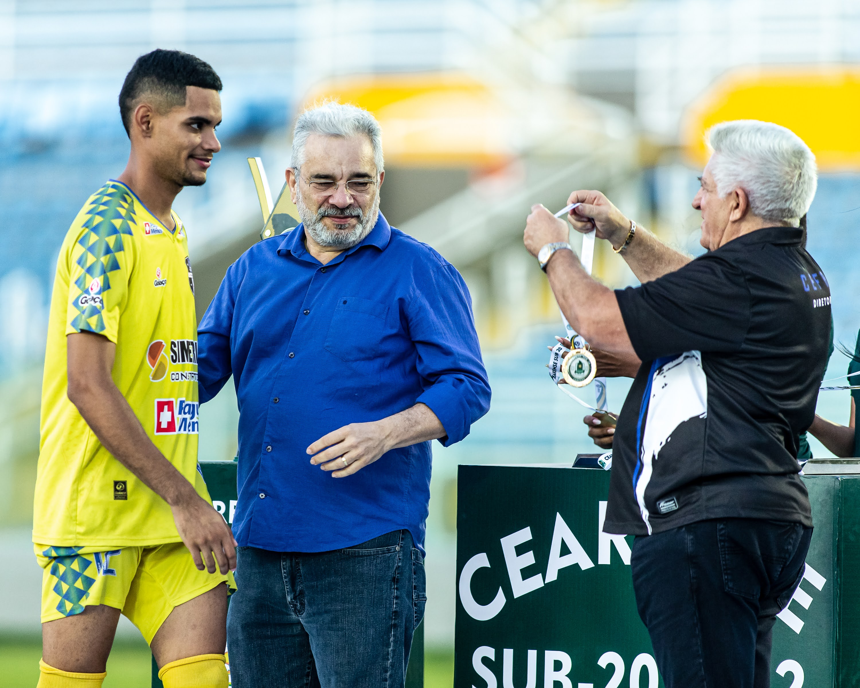 MC e Deusmar entregam taca de campeao do Sub20