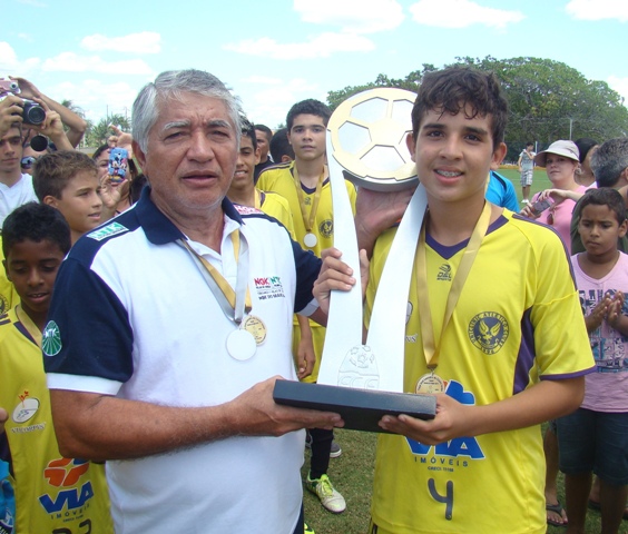 Leandro Serpa entrega trofeu 